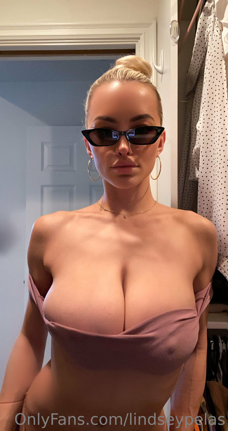Lindsey Pelas