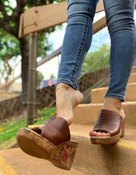 Kimkissesfootgoddess