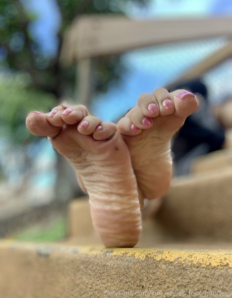 Kimkissesfootgoddess