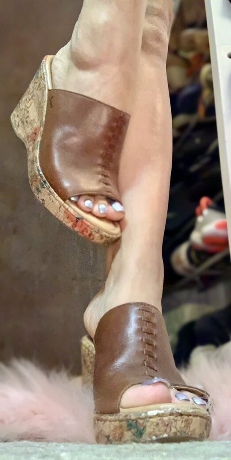 Kimkissesfootgoddess