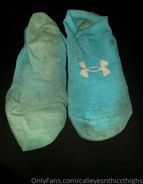 Calieyesnthiccthighs