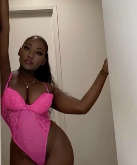 Foto di nudo di fuga di OnlyFans di Osa Lovely