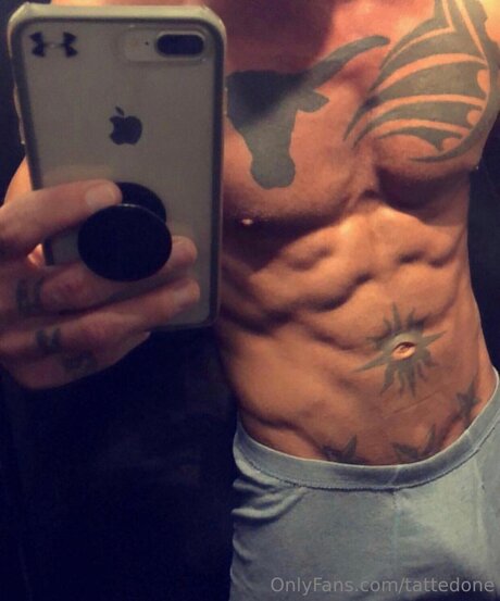 Foto di nudo di fuga di OnlyFans di Tattedone