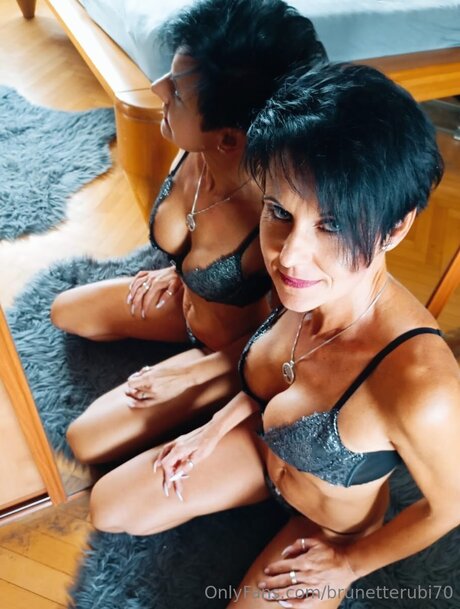 Brunetterubi70