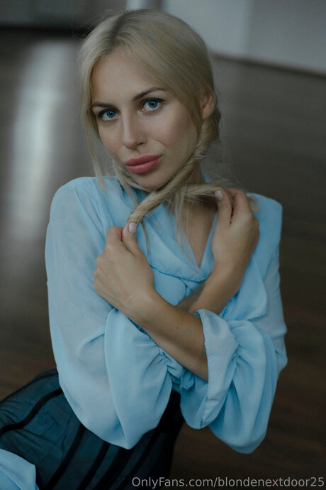 Blondenextdoor25