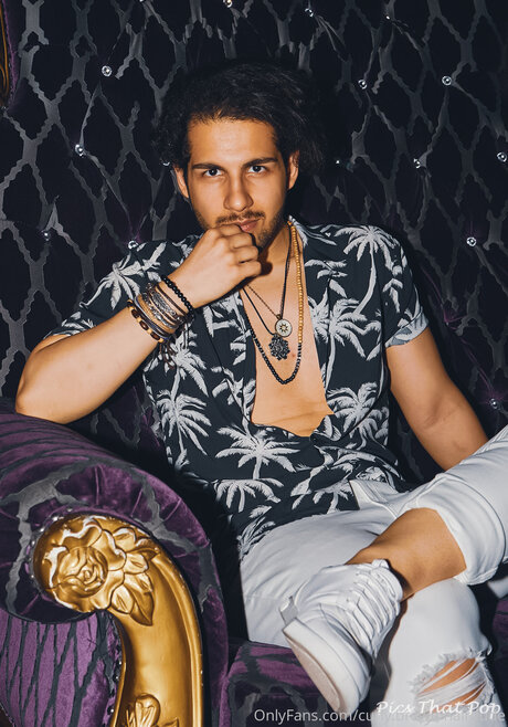 Curly Brown Hairdude