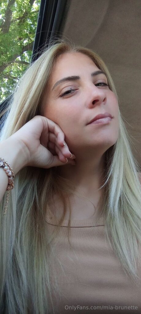 Mia Brunette