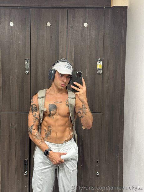 Foto di nudo di fuga di OnlyFans di Jamesluckysz