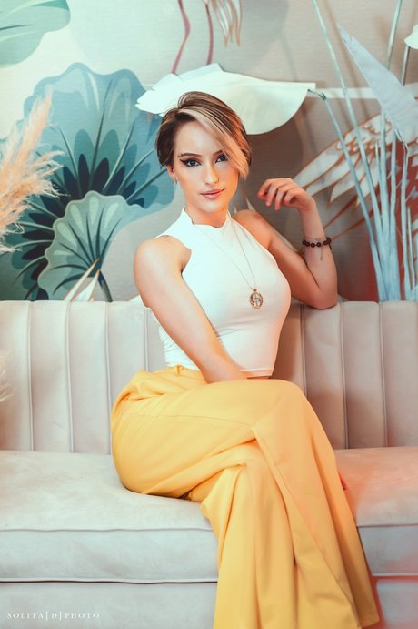 Thedaberrytwins Alex And Leah