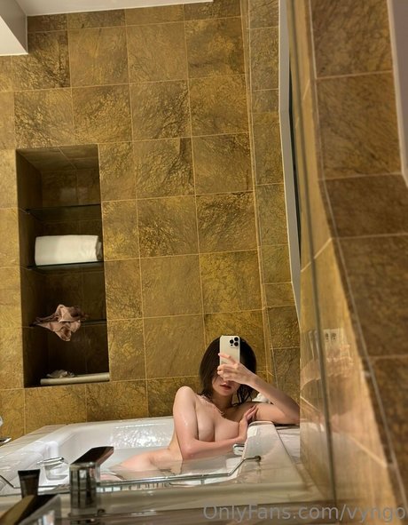 Foto di nudo di fuga di OnlyFans di Vyngo