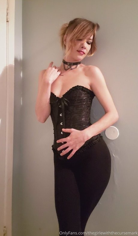 Thegirlewiththecursemark