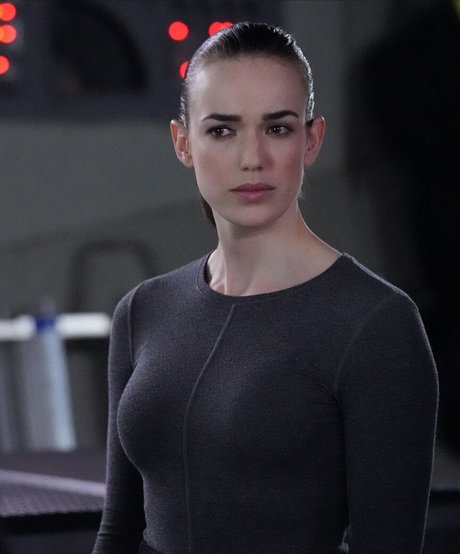 Elizabeth Henstridge