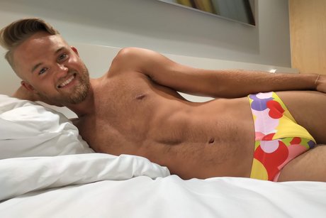 Foto di nudo di fuga di OnlyFans di Happy Bulge