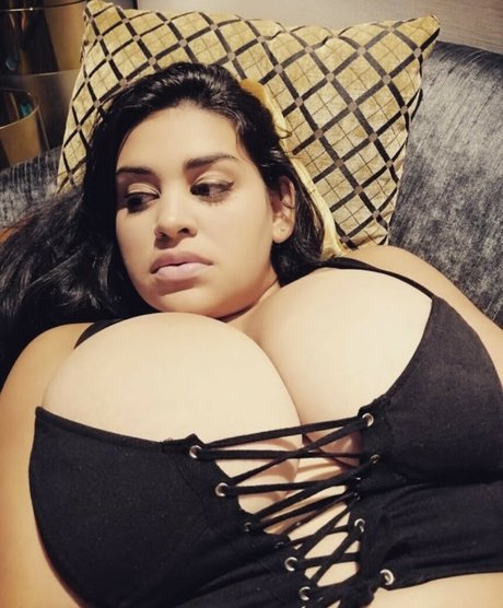 Jennifer Busty Latina