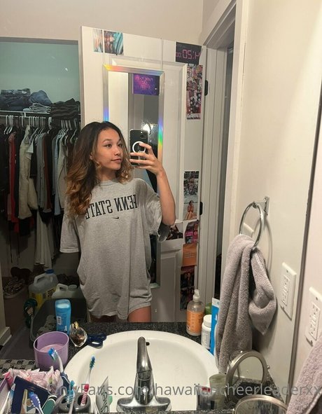 Hawaiian Cheerleader