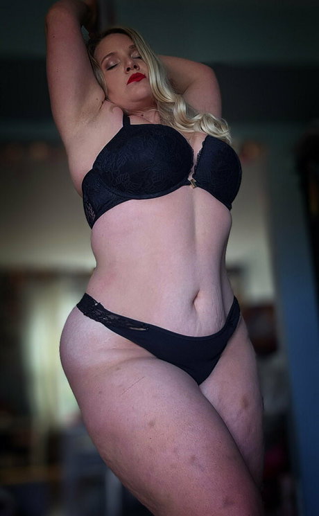 Pinkcurvyblonde