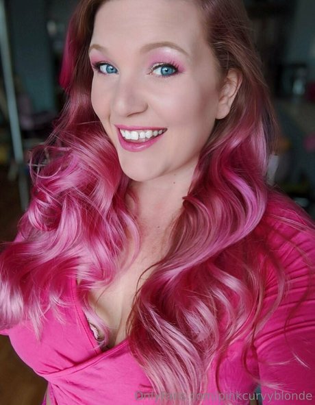 Pinkcurvyblonde