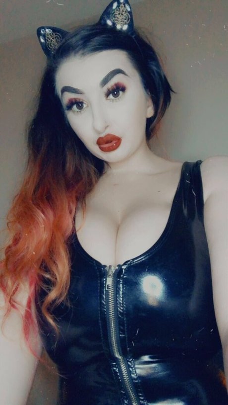 Foto di nudo di fuga di OnlyFans di Bustyaltgirl