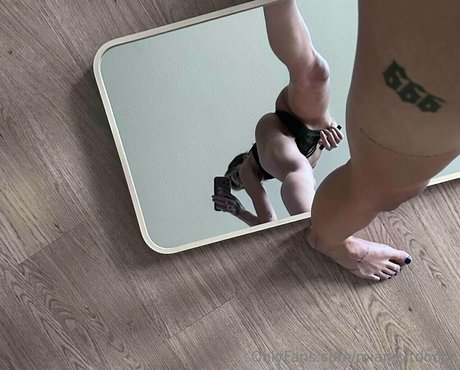 Foto di nudo di fuga di OnlyFans di Mianextdooor