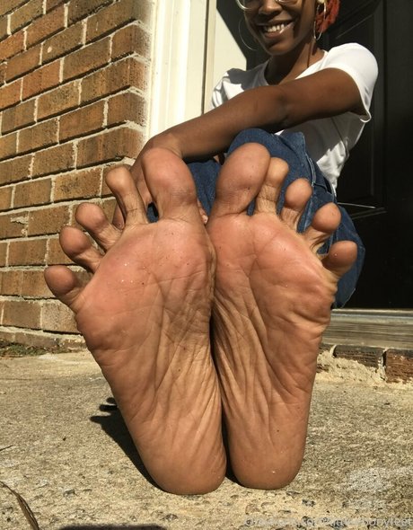 Littleebonyfeet