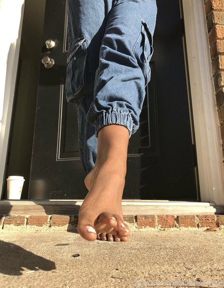Littleebonyfeet