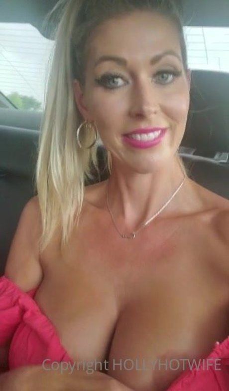 Hollyhotwife