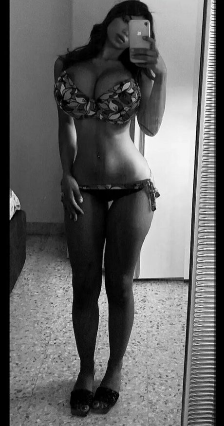 Foto di nudo di fuga di OnlyFans di Yasmine Nigiotti